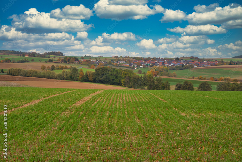 Herbstliche Landschaft mit Feldern in Oberfranken Deutschland