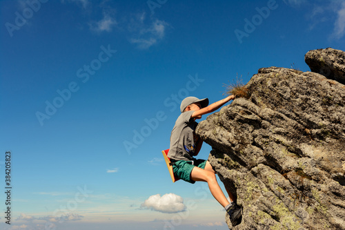 A 11-year-old boy is studying mountaineering in the Carpathians, a boy climbs to the top of a rocky rock alone without the help of an instructor and parents.