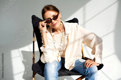 Εκτύπωση καμβά Elegant mid adult woman against white background