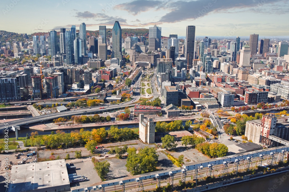Fototapeta premium Montreal City autumn colors season in Canada