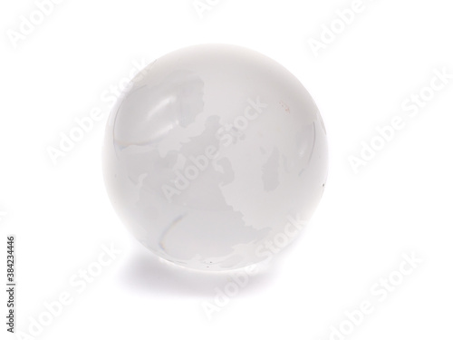 Weltkugel aus Glas isoliert auf weißen Hintergrund