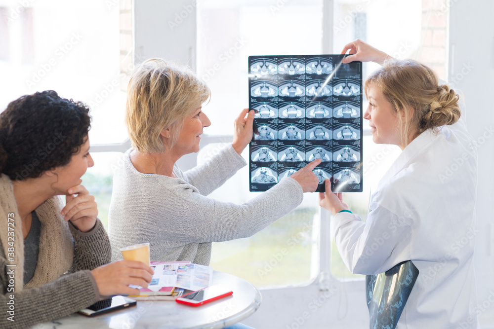 Obraz premium doctor explaining xray to female patient