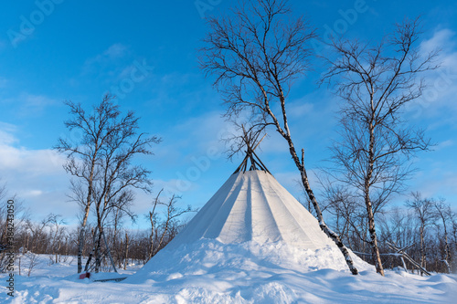 Cabana Sami na Noruega chamada Lavvu © Zig Koch