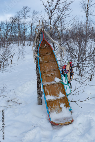 Trenó tradicional para transporte de crianças e produtos pelos Sami na Noriega em Karasjok  photo