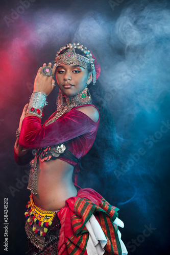 Belly dancer, Indian and flamenco dancer.
Ancient prefab costumes are multi-layered Indian skirts, Afghan, Yemeni antique jewelry, many colors, iron and wealth.