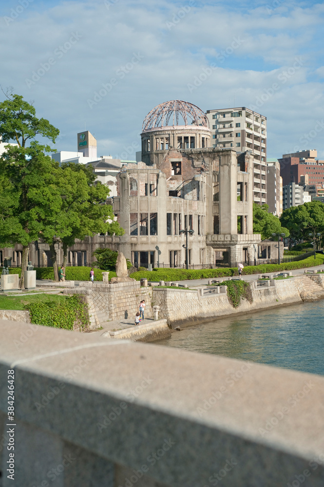 本安川と原爆ドーム