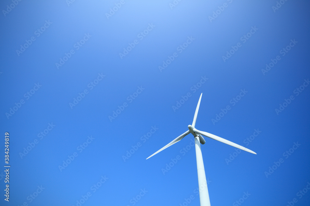 風力発電の風車と太陽