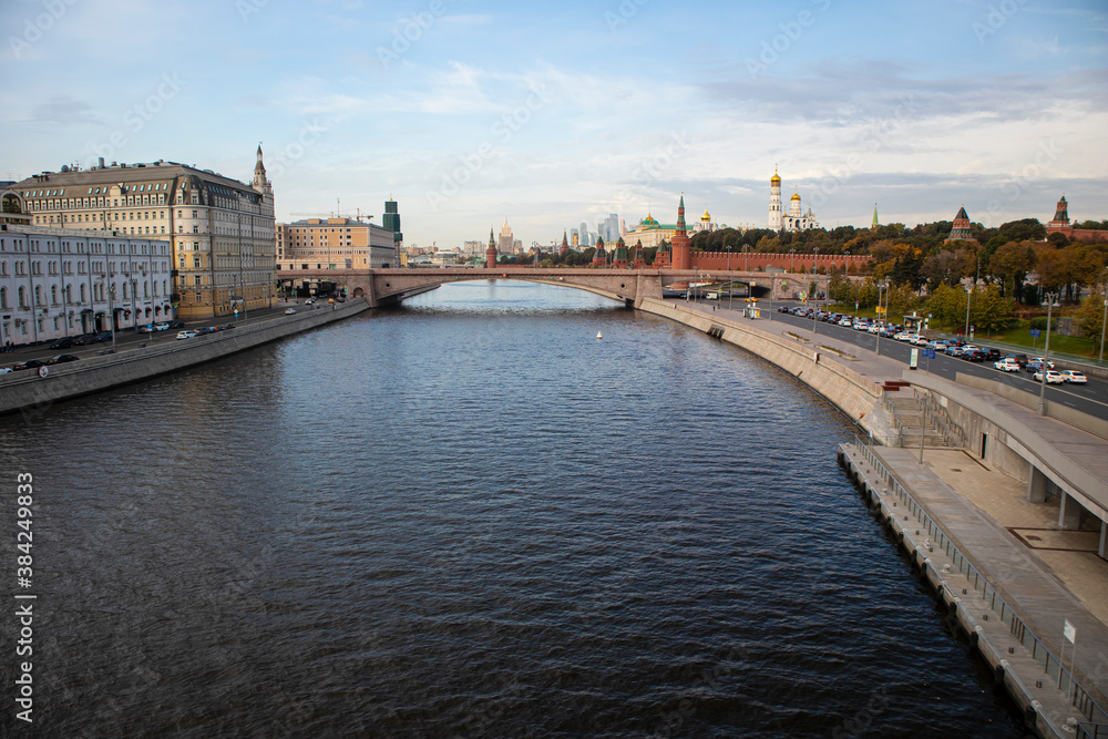 Fototapeta premium Moscow river overlooks the big Moskvoretsky bridge