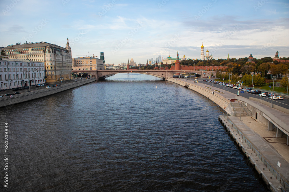 Moscow river overlooks the big Moskvoretsky bridge