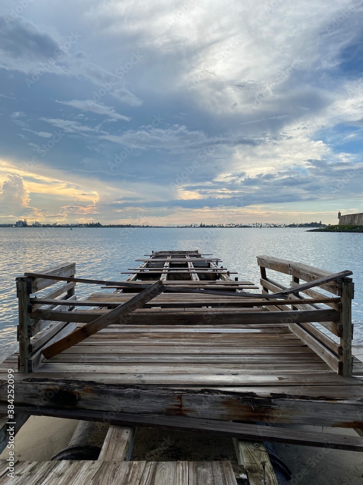 Obraz premium wooden pier at sunset