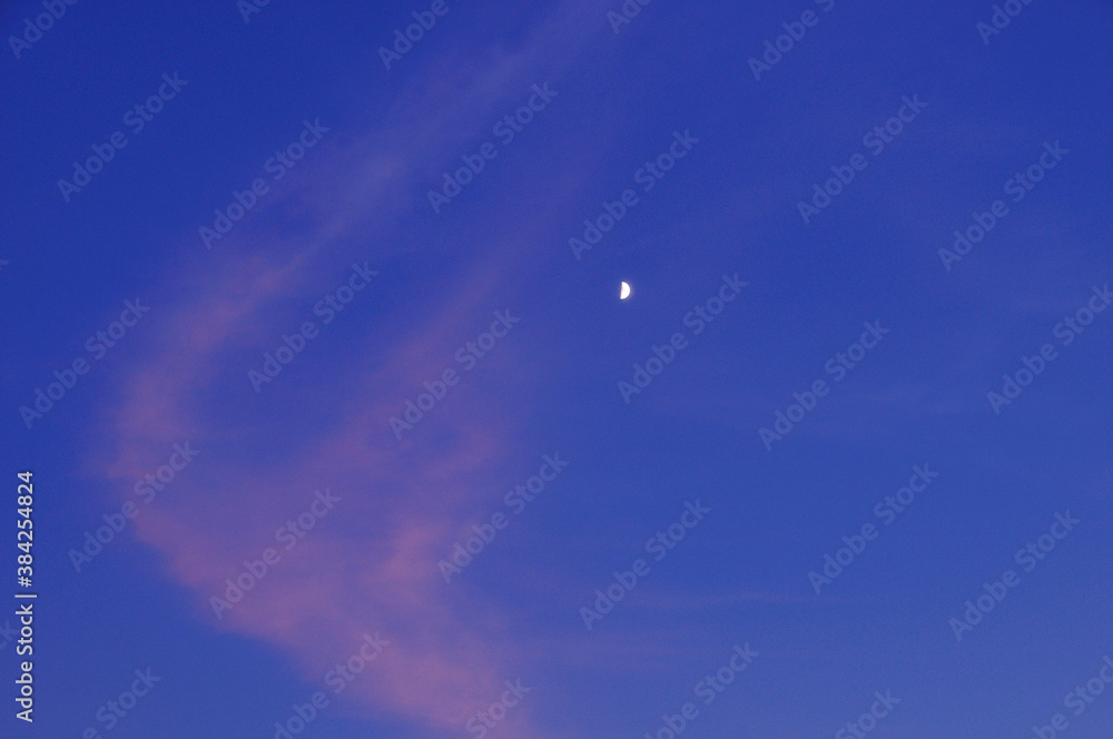 夕焼け雲と半月