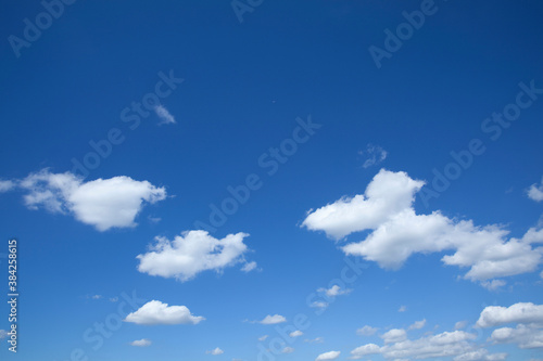 Fototapeta Naklejka Na Ścianę i Meble -  夏の青空にポッカリ浮いた白い雲