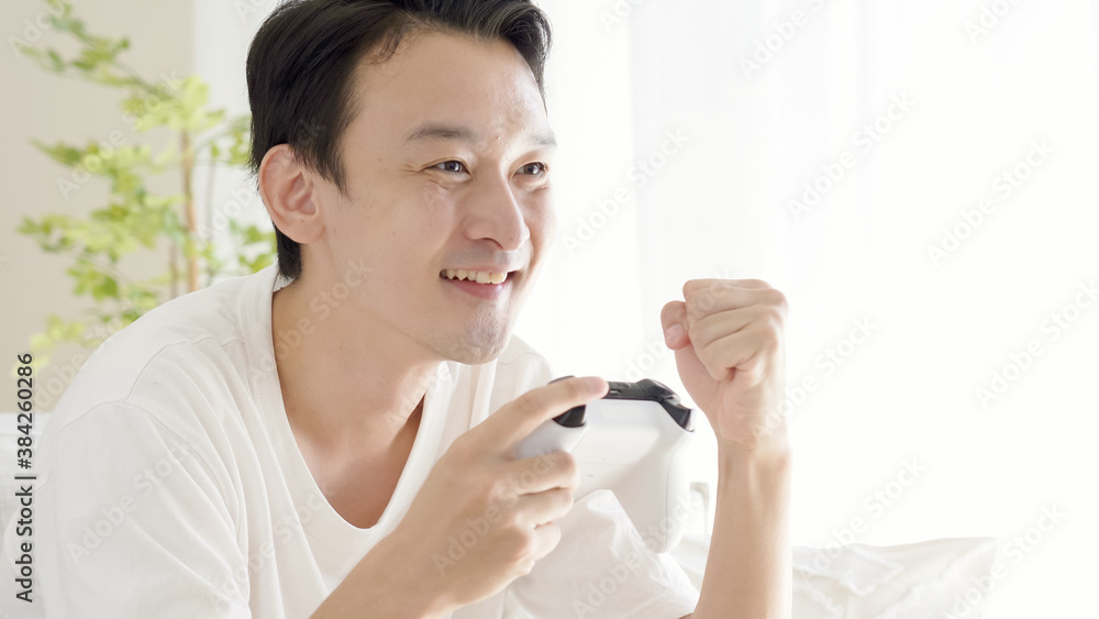 リビングでテレビゲームをする男性