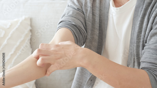 Photos 腕を掻く男性