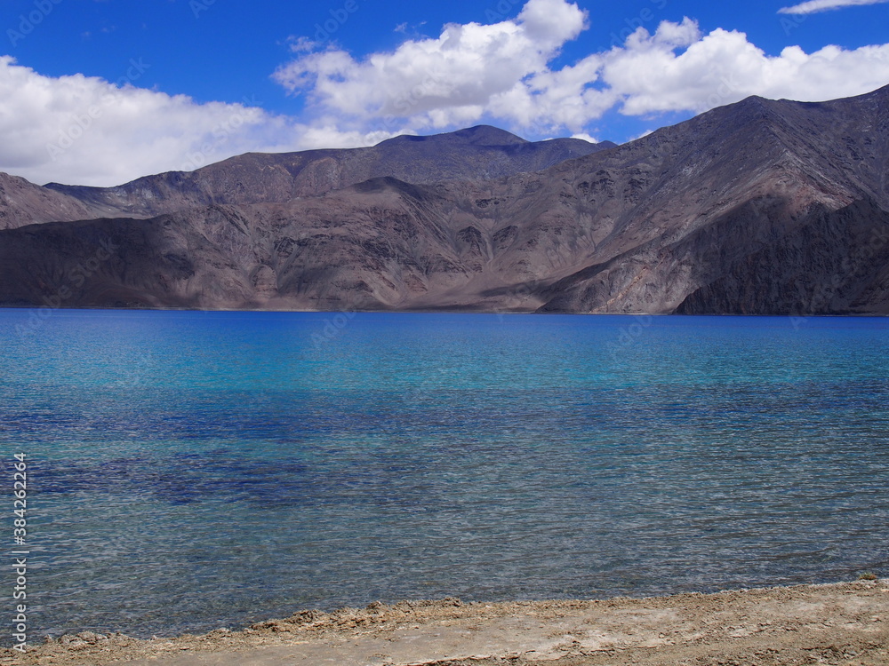 Obraz premium Beautiful lakes and magnificent blue skies and mountains, Pangong tso (Lake), Durbuk, Leh, Ladakh, Jammu and Kashmir, India