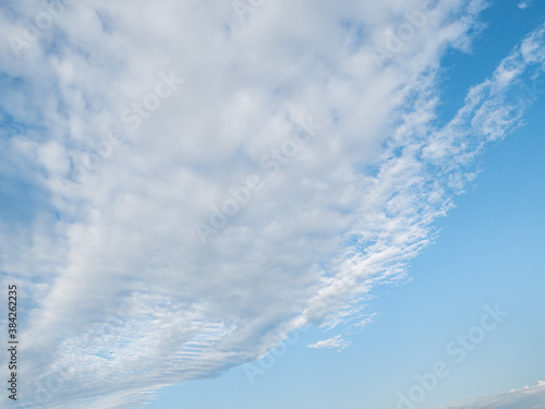 Hellblauer Himmel mit einer schönen Wolkenschlaufe