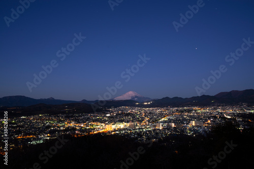 夜明け前の富士山と街並み © okometubu