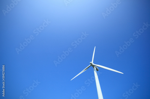 風力発電の風車と太陽
