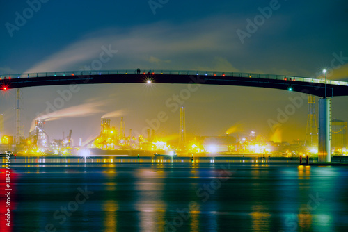 橋と工場夜景２