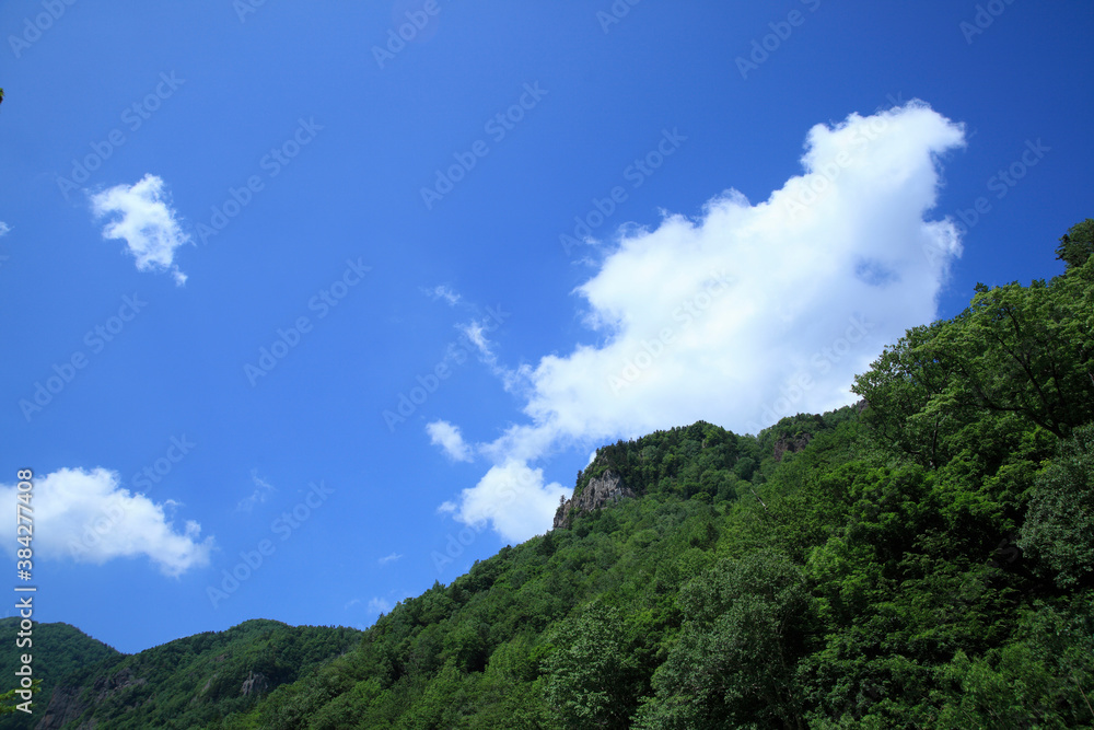 層雲峡の新緑と雲