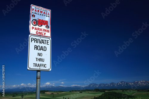 トラクターの標識と十勝連山