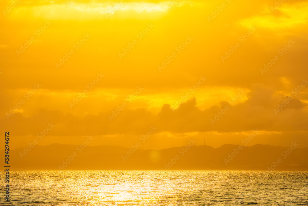 【神奈川県 江ノ島】夕日に照らされた海