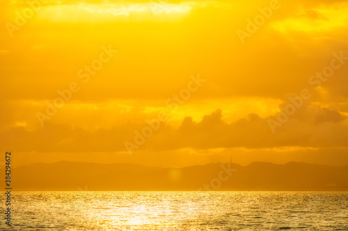 【神奈川県 江ノ島】夕日に照らされた海 © travel