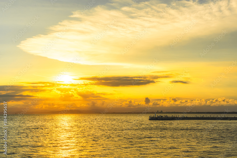 【神奈川県 江ノ島】夕日に照らされた海