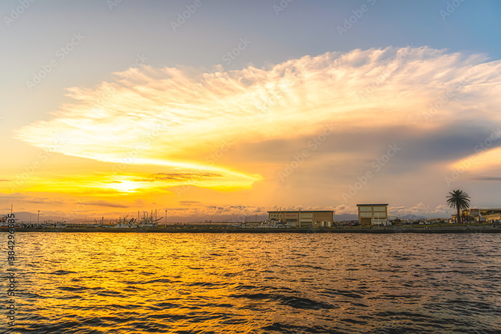 Naklejka premium 【神奈川県 江ノ島】夕日に照らされた海