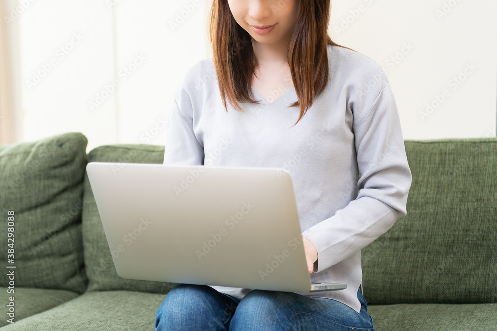 ノートパソコンを使う若い女性 ノートパソコンを使う若い女性