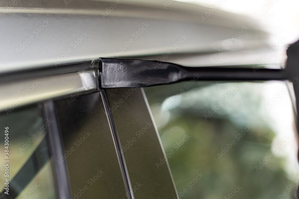 Einbrecher versucht in ein Auto einzubrechen Einbrecher versucht in ein Auto einzubrechen