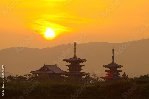 奈良県薬師寺の日の出