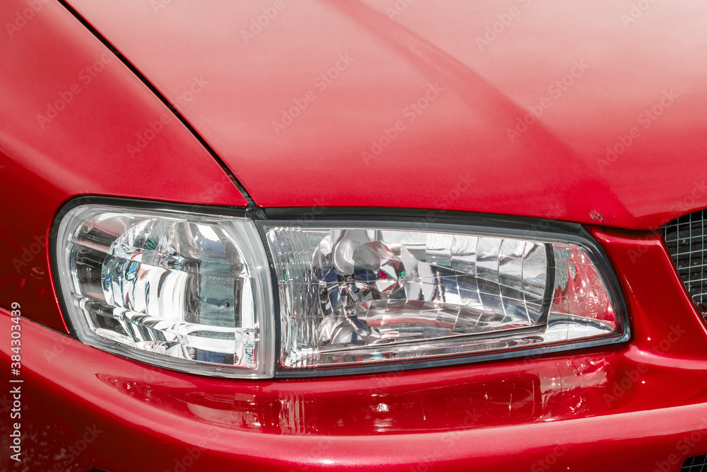 赤いクルマのヘッドライト　Headlight of the car
