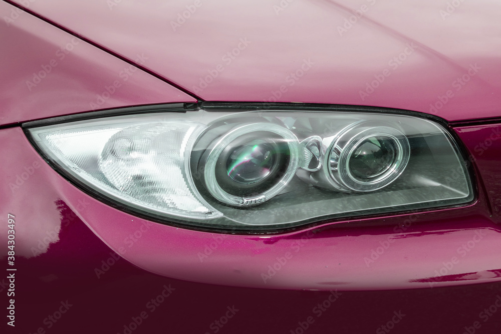 赤いクルマのヘッドライト Headlight of the car 赤いクルマのヘッドライト Headlight of the car