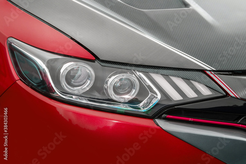 赤いクルマのヘッドライト　Headlight of the car © norikko