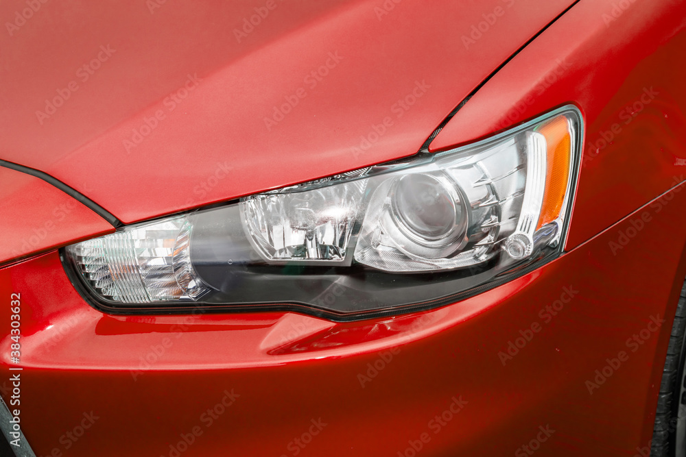 赤いクルマのヘッドライト　Headlight of the car