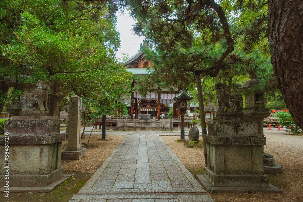 京都、御霊神社(上御霊神社）の拝殿と本殿が見える境内風景
