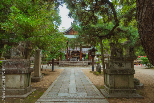京都、御霊神社(上御霊神社）の拝殿と本殿が見える境内風景