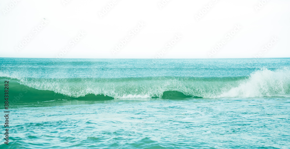 Fototapeta premium Ocean waves crashing on the shore