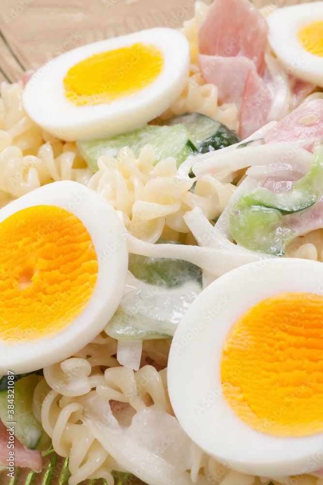 ゆで卵の入った野菜サラダ ゆで卵の入った野菜サラダ