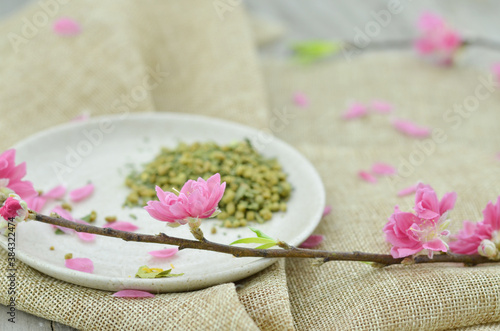 Fototapeta Naklejka Na Ścianę i Meble -  Peach flower blooming and Japanese 'Genmaicha' tea, a brown rice green tea