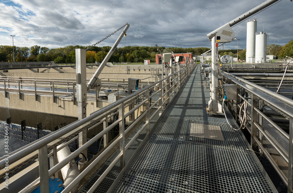Im Klärwerk werden in der Pulveraktivkohle Anlage Spurenstoffe aus dem Abwasser entfernt. Im Klärwerk werden in der Pulveraktivkohle Anlage Spurenstoffe aus dem Abwasser entfernt.