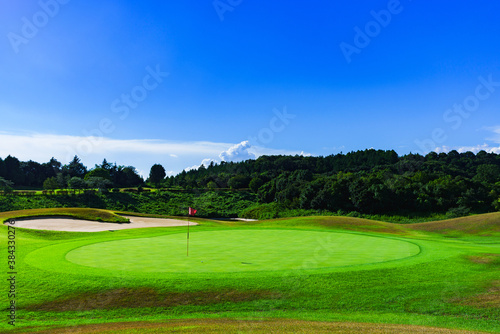 ゴルフ　フェアウェイ　青空　【日本のゴルフ場のイメージ】 photo