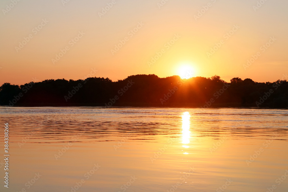 Silueta de la orilla de la desembocadura del río Danubio al atardecer. Rama de San Jorge de Nufaru en Rumania.