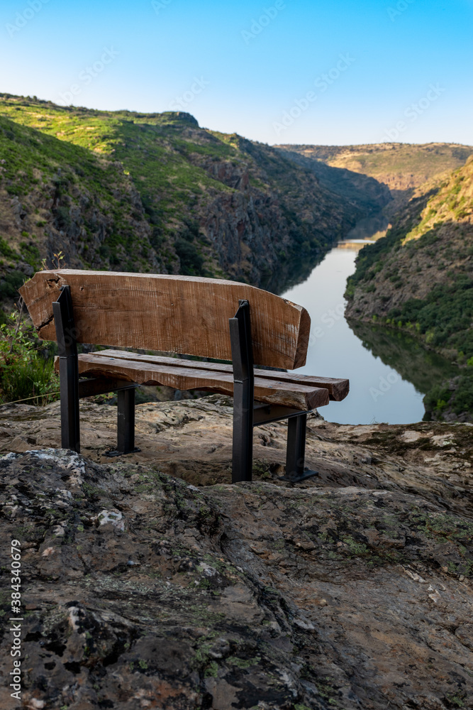 Banco del Mirador del Hullón en Villadepera, Zamora.
Vista del rio, atardecer, montañas.