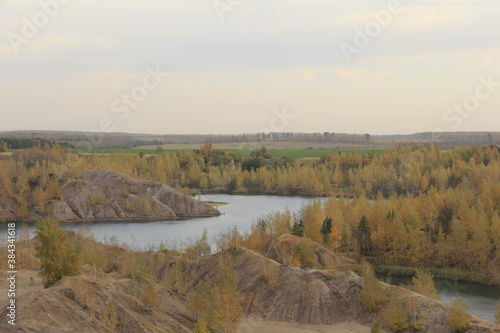 Fototapeta Naklejka Na Ścianę i Meble -  Autumn landscape in the mountains: golden trees and blue water of the lake