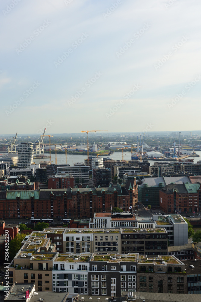 Blick auf die Stadt von Mahnmal St. Nikolai in Hamburg, Deutschland
