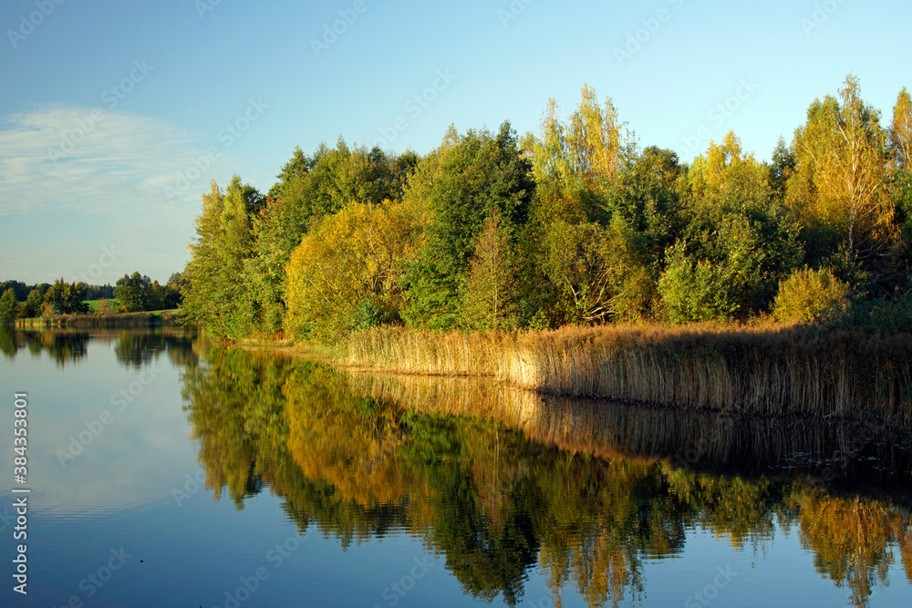 Obraz premium Autumn landscape. Quiet evening in October on the lake.