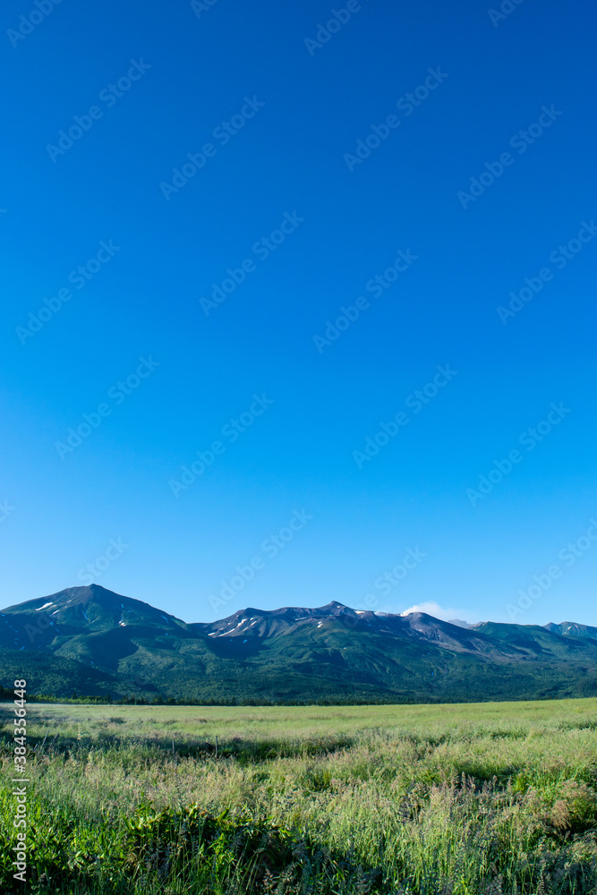 十勝岳連峰と大空と大地 十勝岳連峰と大空と大地