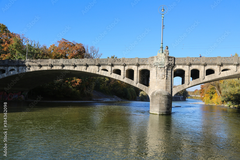 Naklejka premium Die Maximiliansbrücke - eine Bogenbrücke über die Isar in München im Herbst